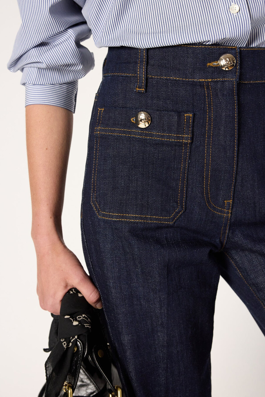 raka jeans i rå denim med guldfärgade knappar - clema