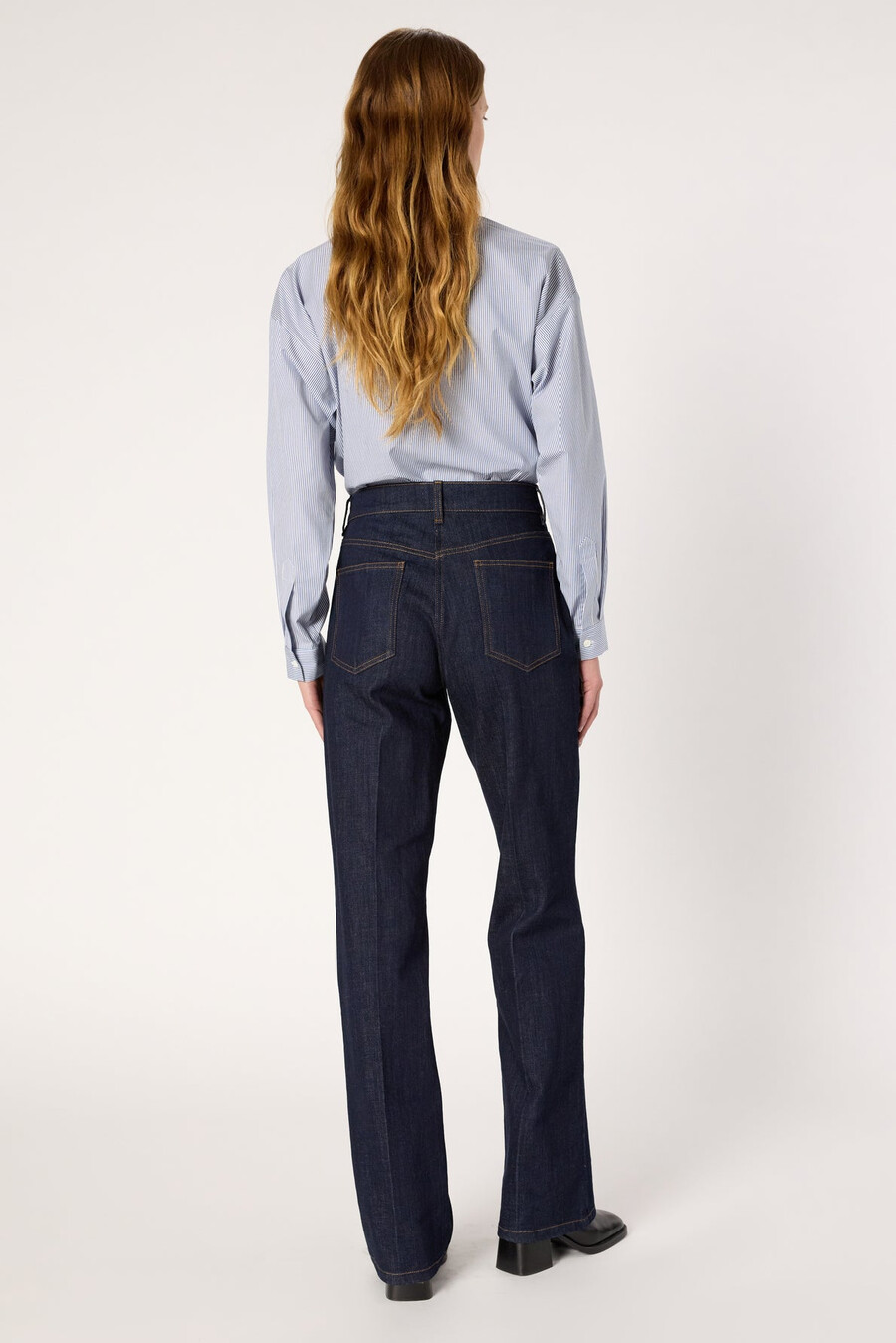 raka jeans i rå denim med guldfärgade knappar - clema