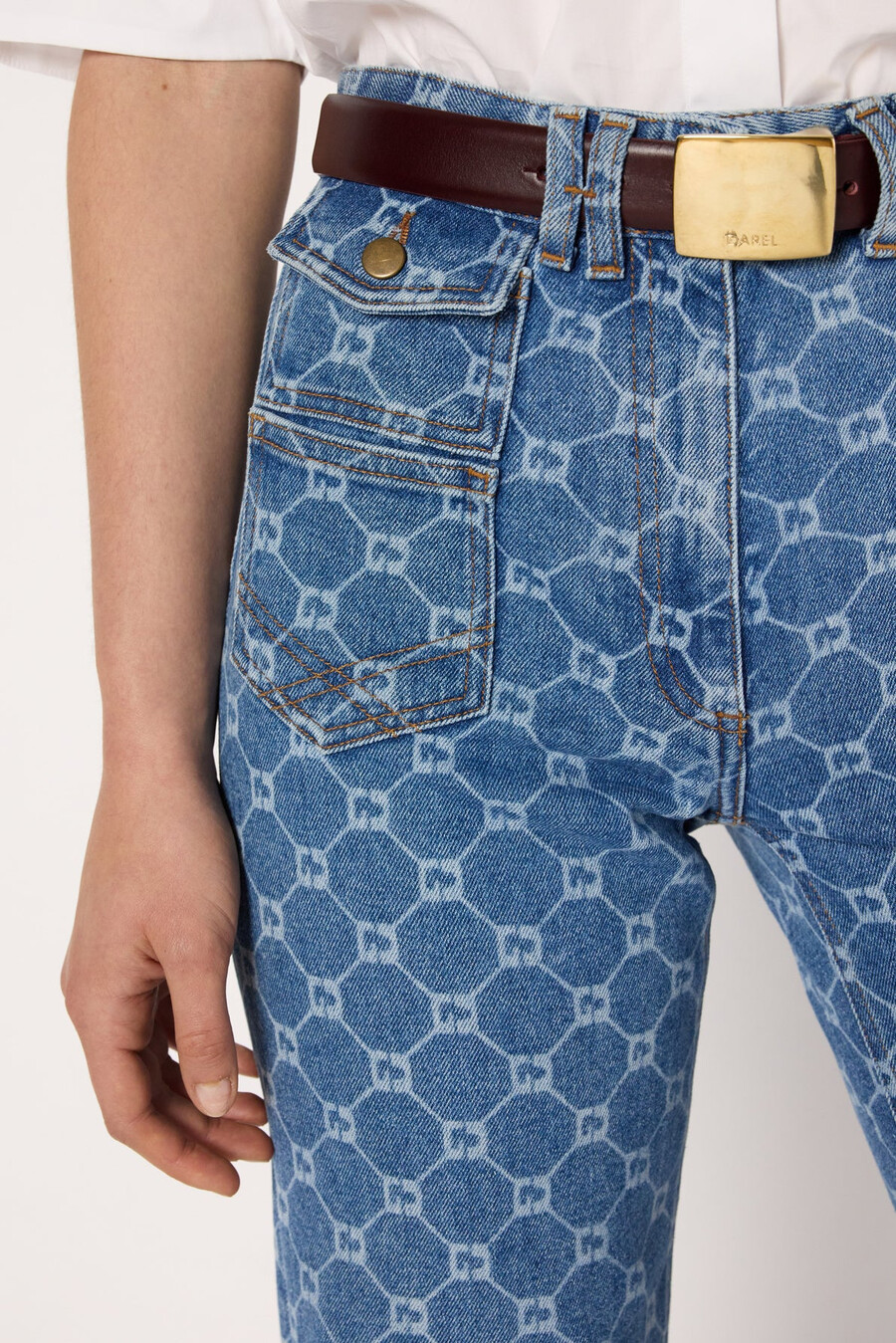 utsvängda jeans med monogram - anna