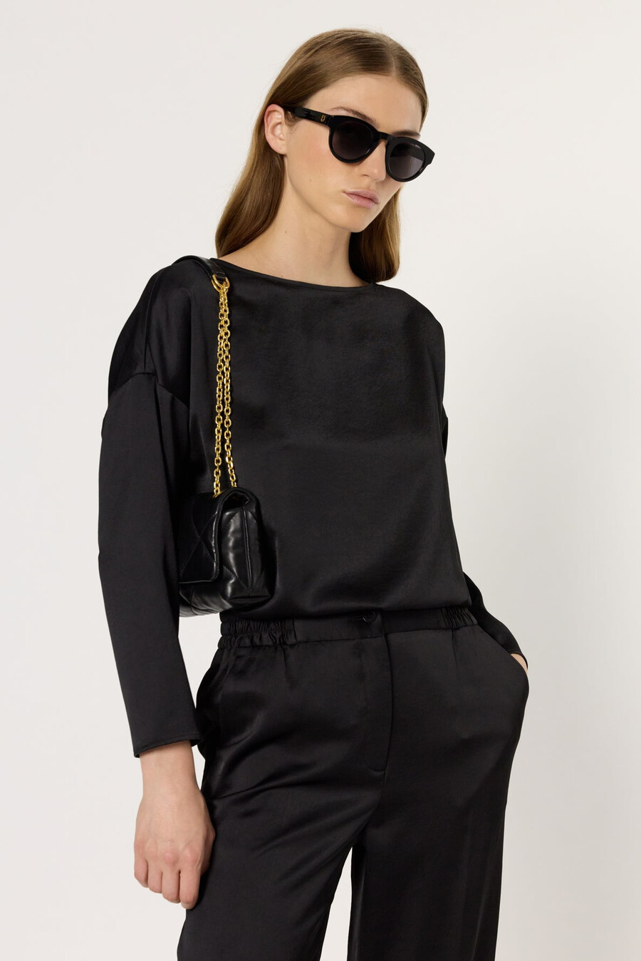böljande satin topp - angele